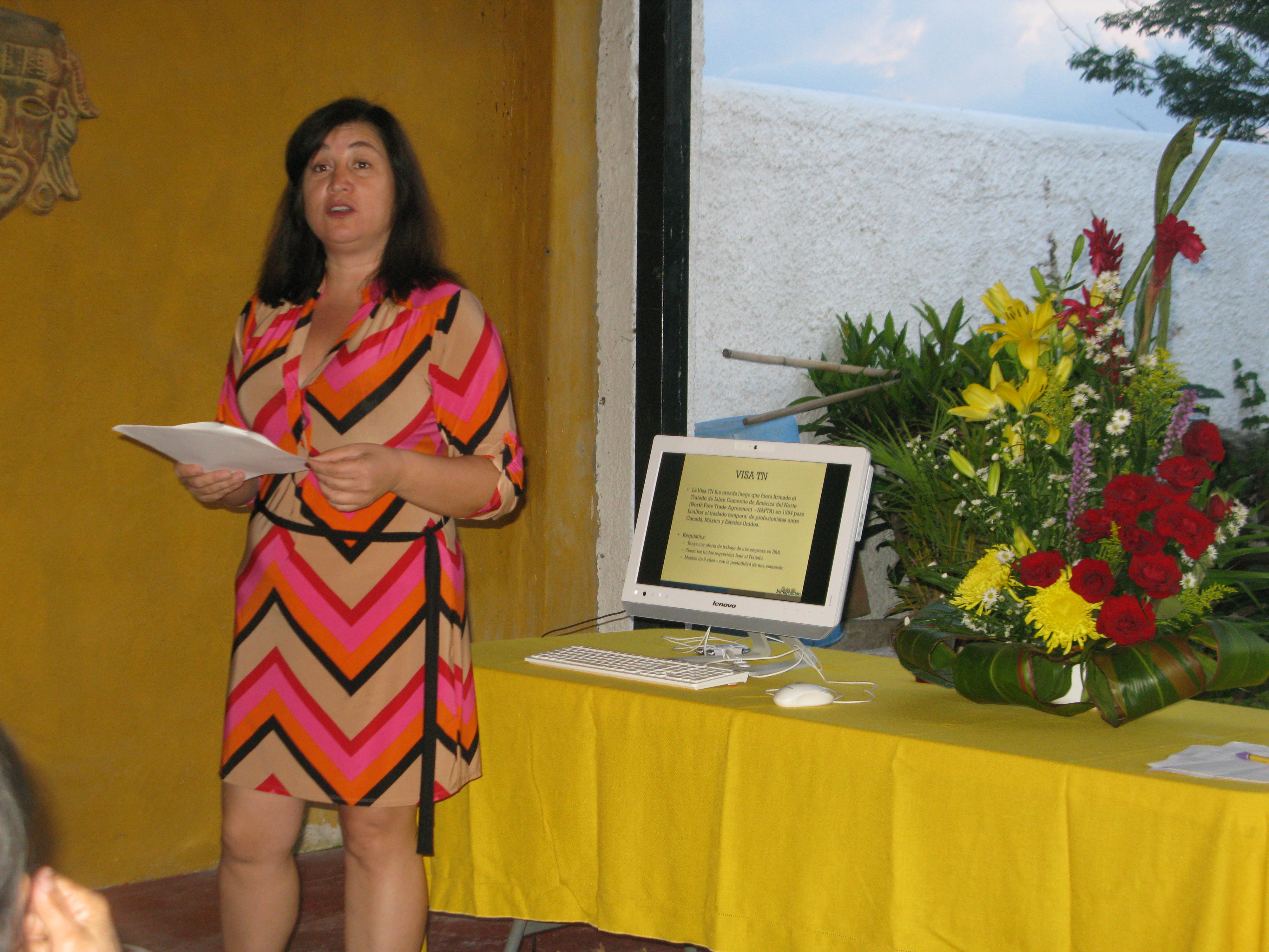Sirviendo a la Comunidad dando Información de Inmigracion