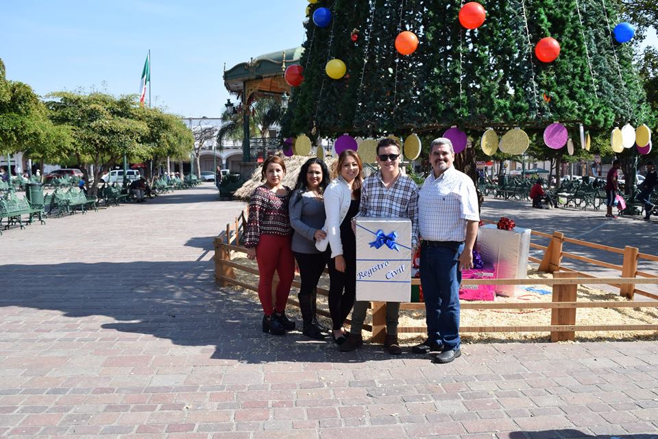ADORNAN EL ARBOL DE NAVIDAD,PLAZA PRINCIPAL DE JOCOTEPEC JALISCO