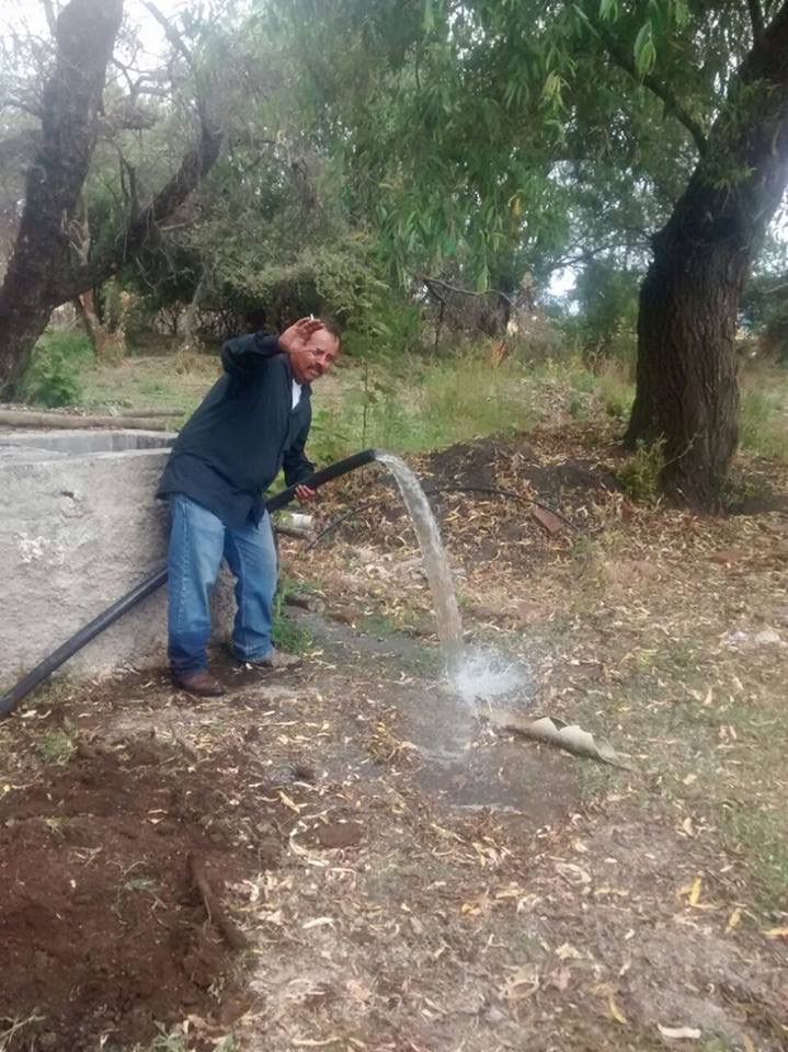 Conectan manguera en Potrerillos,para tener más agua