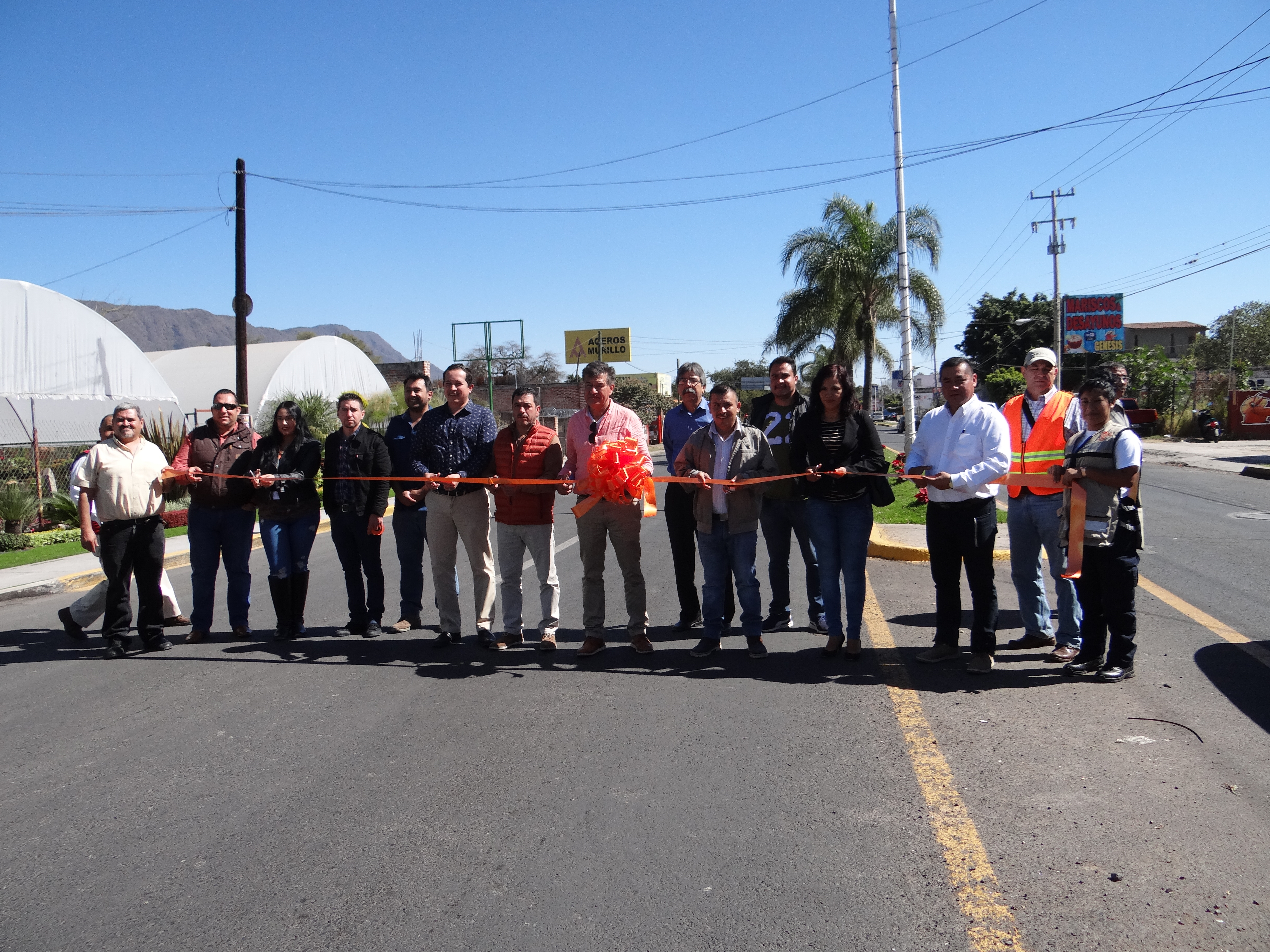 INAUGURAN TRAMO EN ASFALTO,CALLE MIGUEL ARANA.