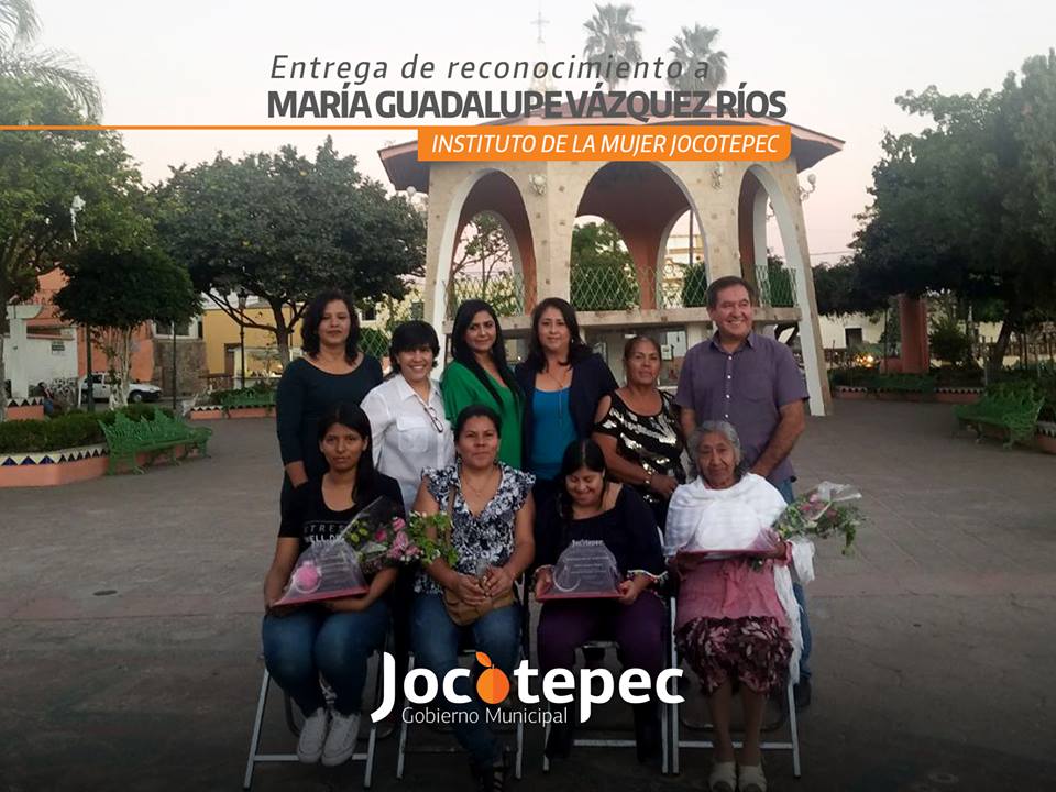 RECONOCIMIENTO a tres mujeres : María Guadalupe Vázquez Ríos, Josefina y en homenaje  póstumo a la Regidora Anita Vazquez Rivera.