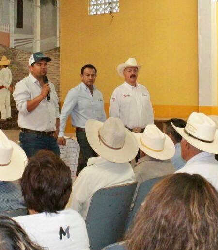 HÉCTOR HUERTA EN ZAPOTITAN HACIENDO CAMPAÑA