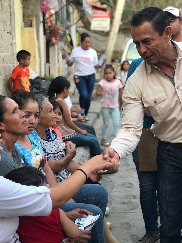 Héctor Huerta visitando el barrio de los Herrera