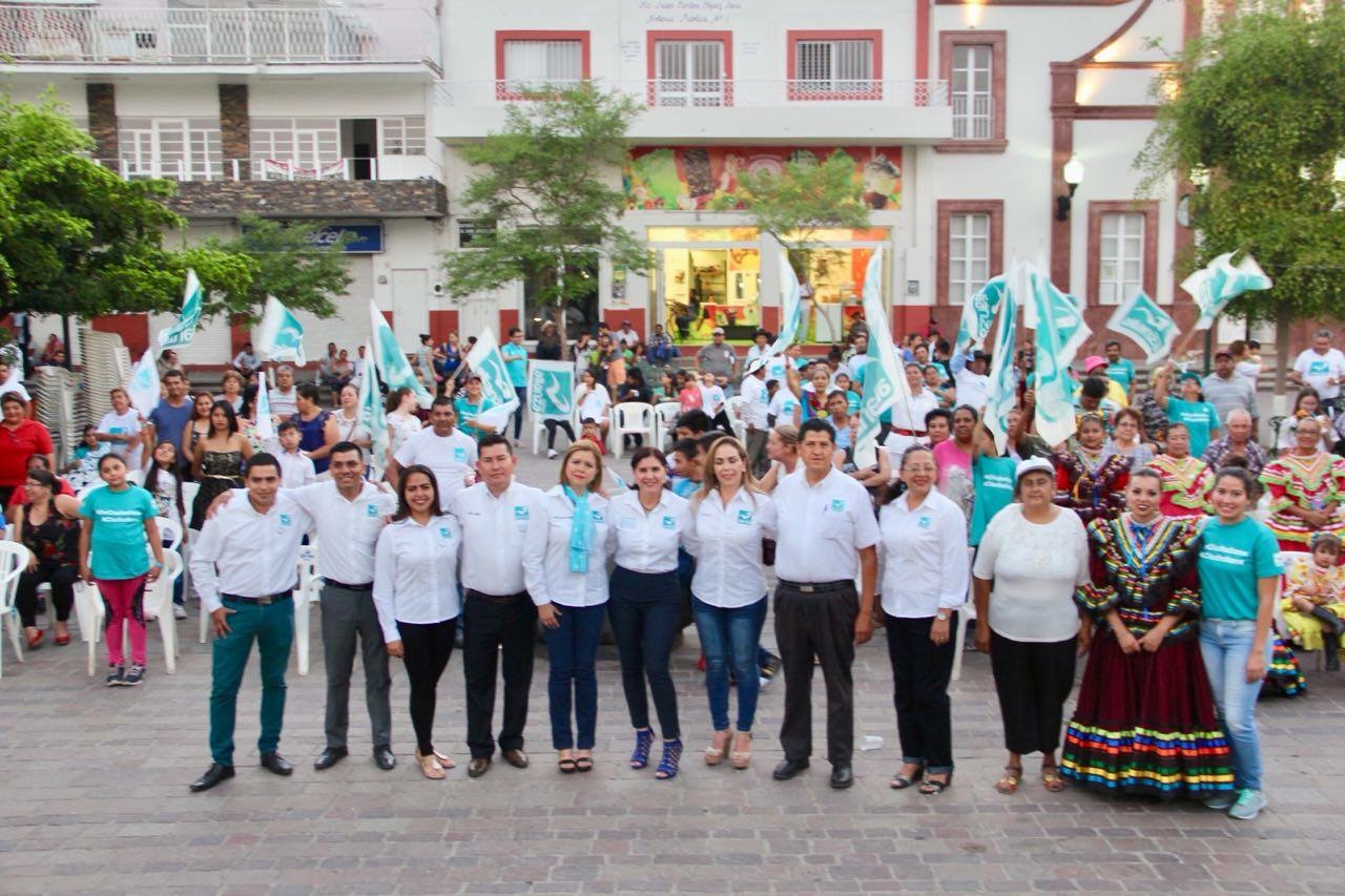 Maria Elena Macias,con los compañeros de partido