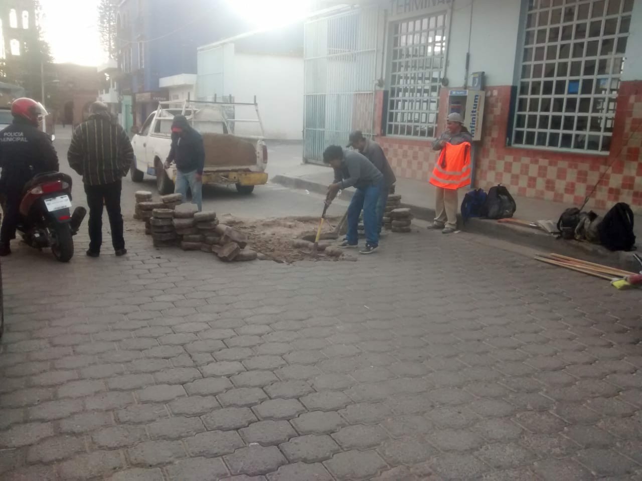 Bacheo,con adoquín,calle Ramón Corona
