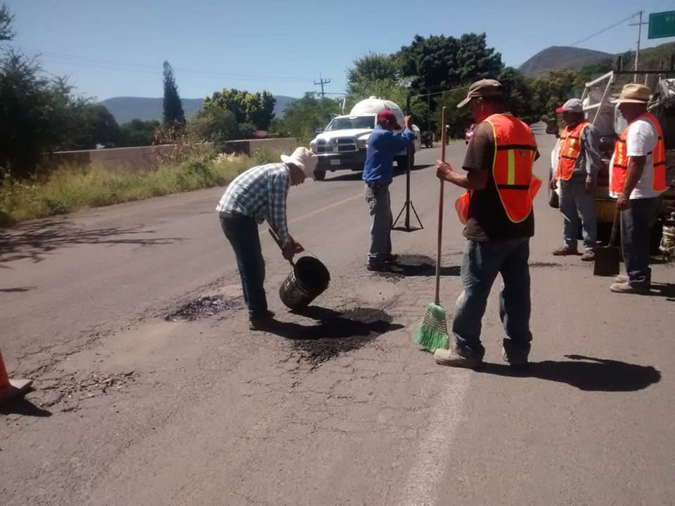 Sin recursos hacen bacheo en carretera Jocotepec,san juan