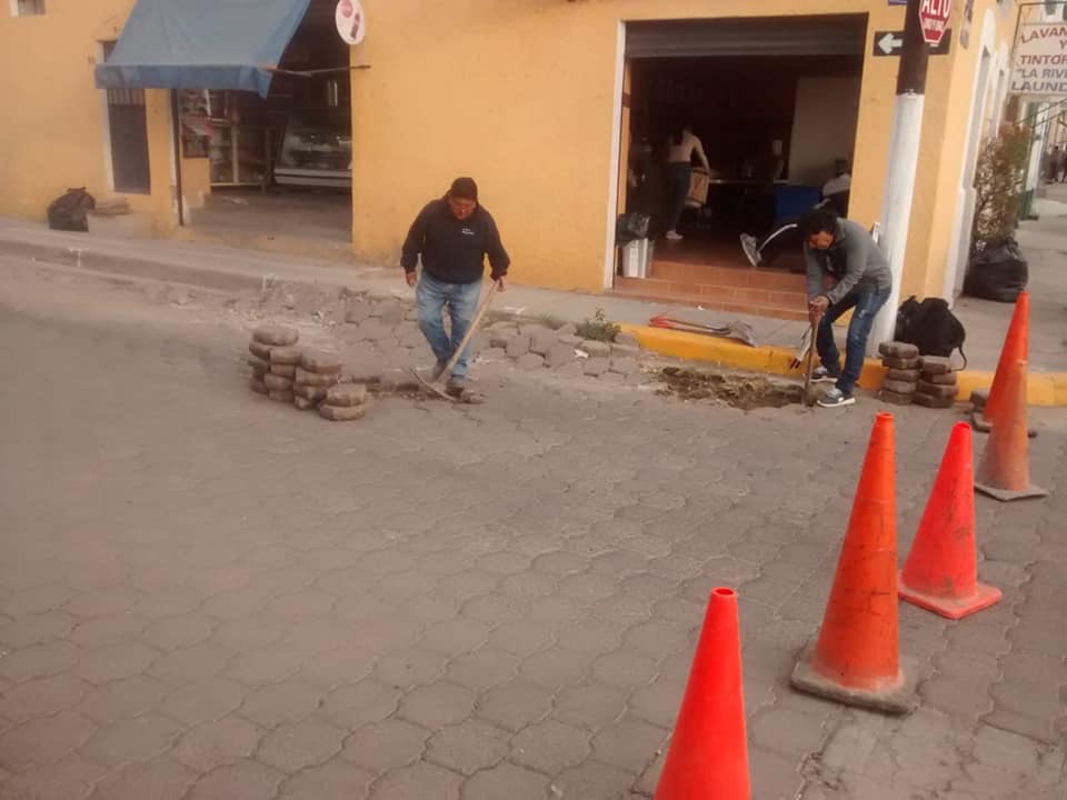 Bacheo con adoquin en calle J.Santana esquina con Gpe.Victoria