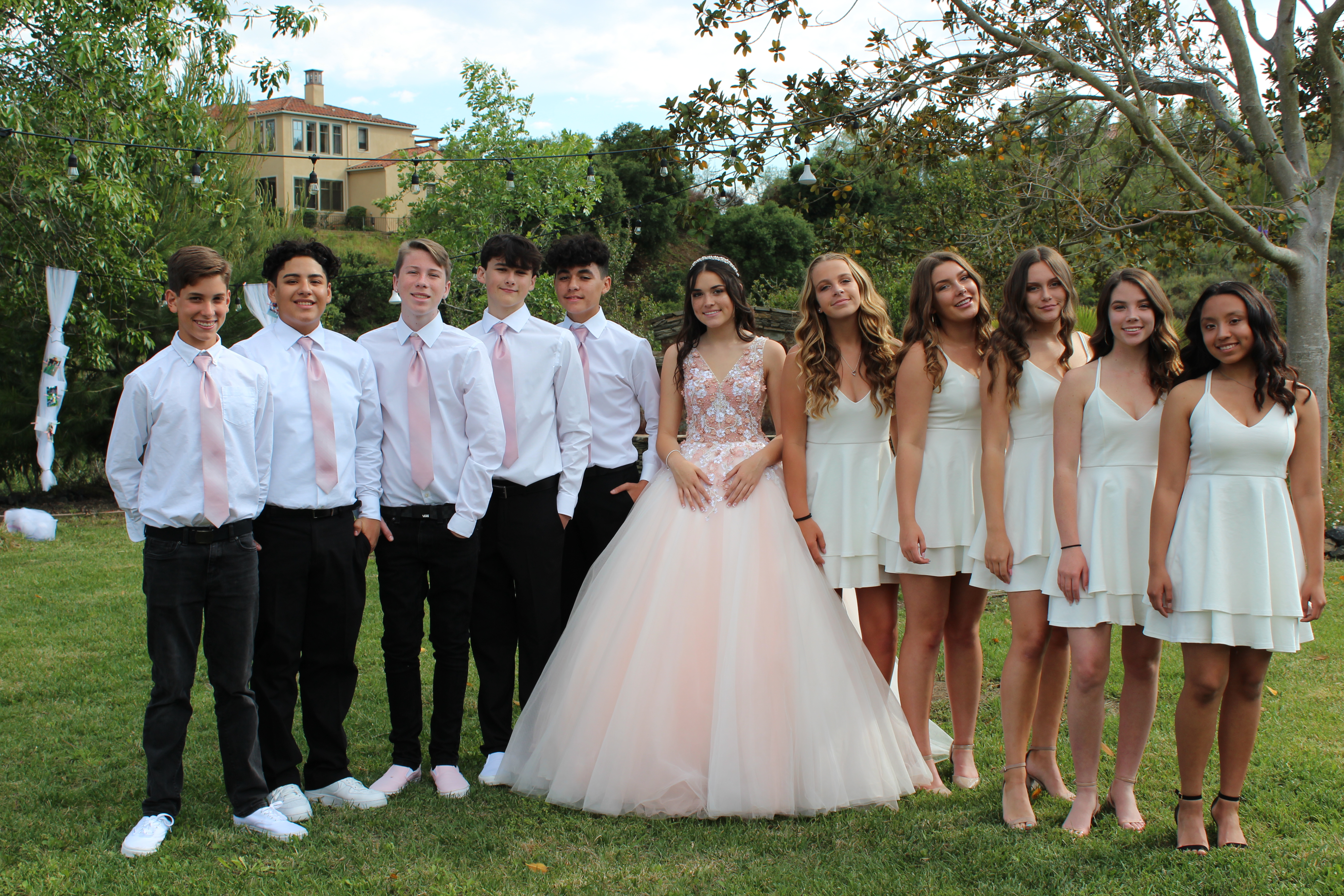 Amelia bailando el vals con sus chambelanes y sus damas@