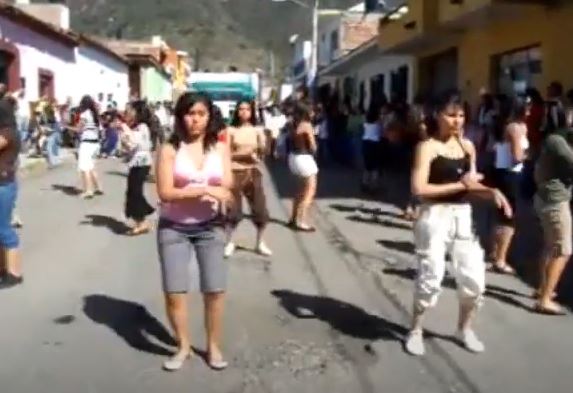 2003 Desfile por calle Independencia